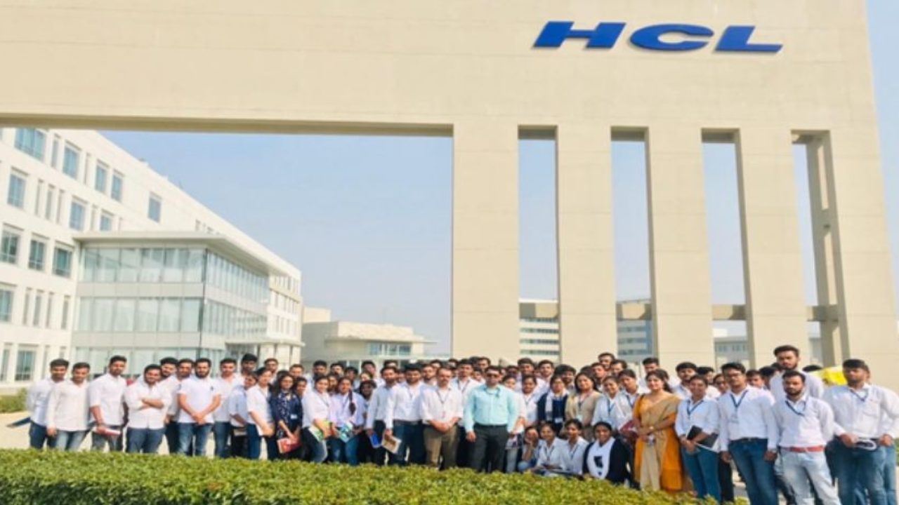 HCLTech to Hire 2,000 Freshers Every Quarter